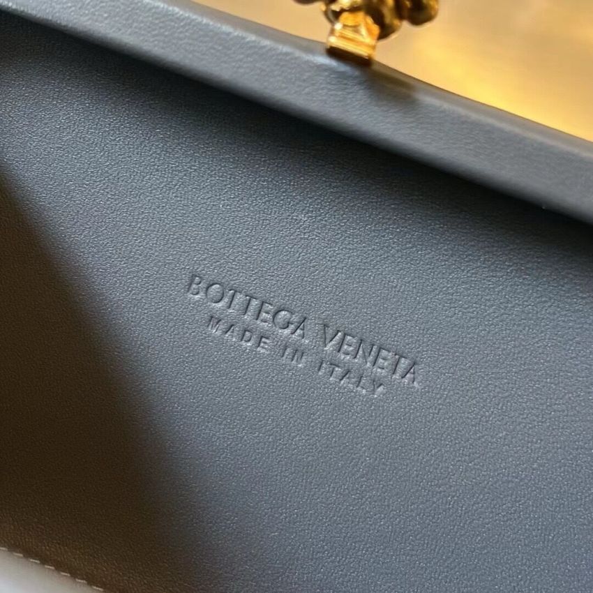 B0tt*ga Ven*ta Knot Clutch