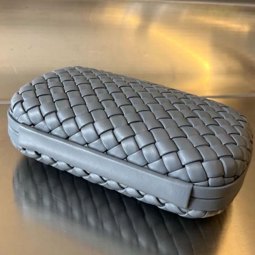 B0tt*ga Ven*ta Knot Clutch