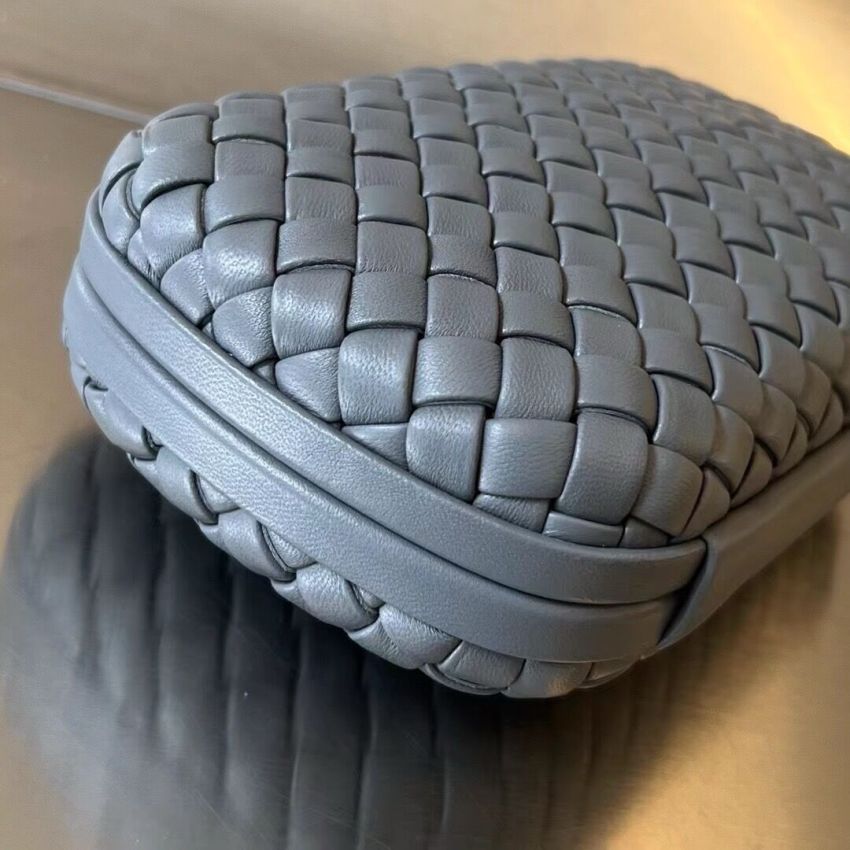 B0tt*ga Ven*ta Knot Clutch