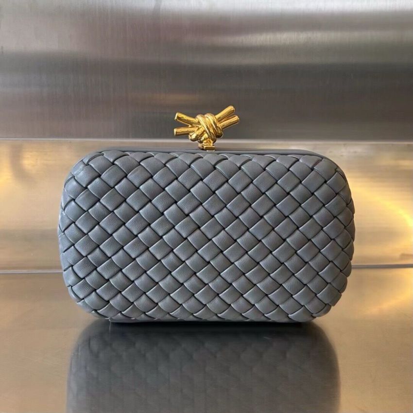 B0tt*ga Ven*ta Knot Clutch