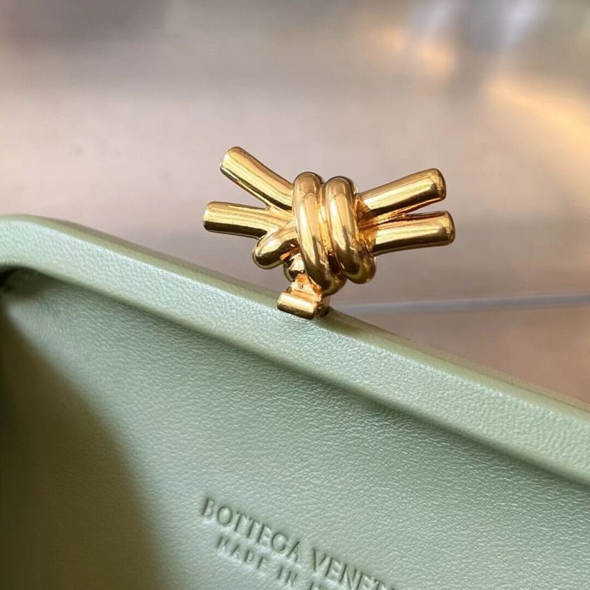 B0tt*ga Ven*ta Knot Clutch
