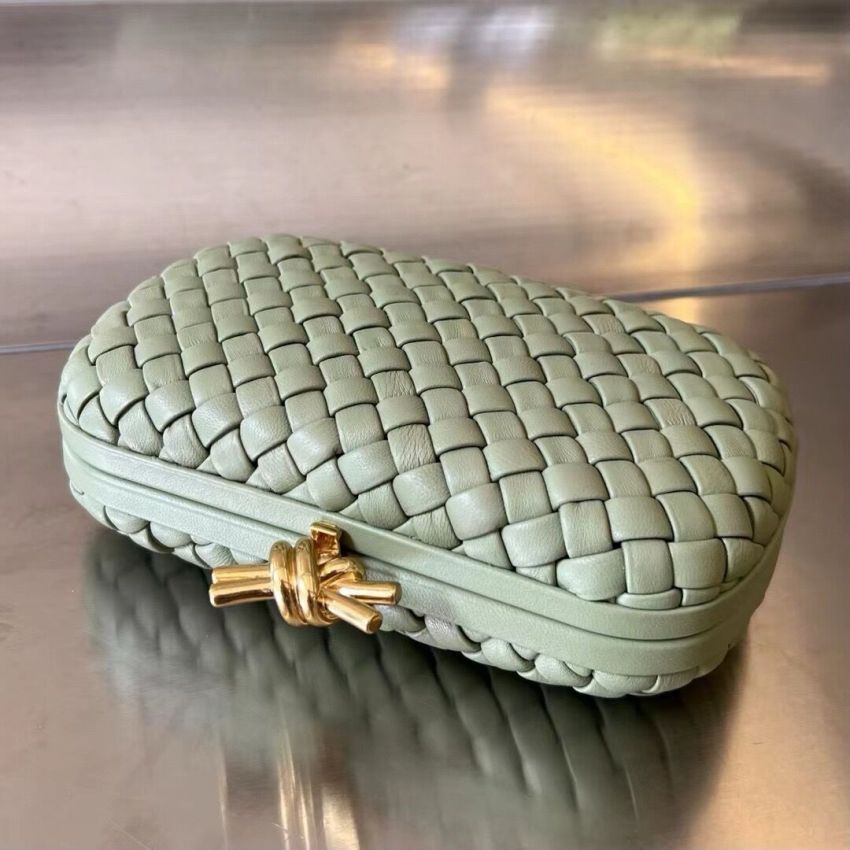 B0tt*ga Ven*ta Knot Clutch