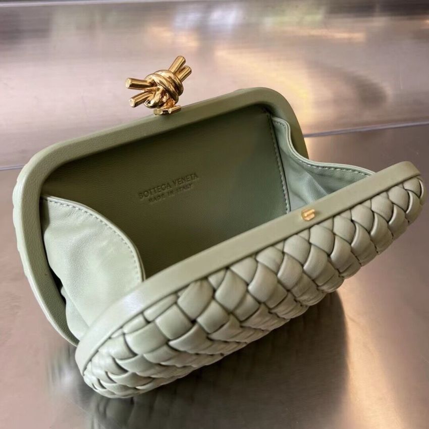B0tt*ga Ven*ta Knot Clutch
