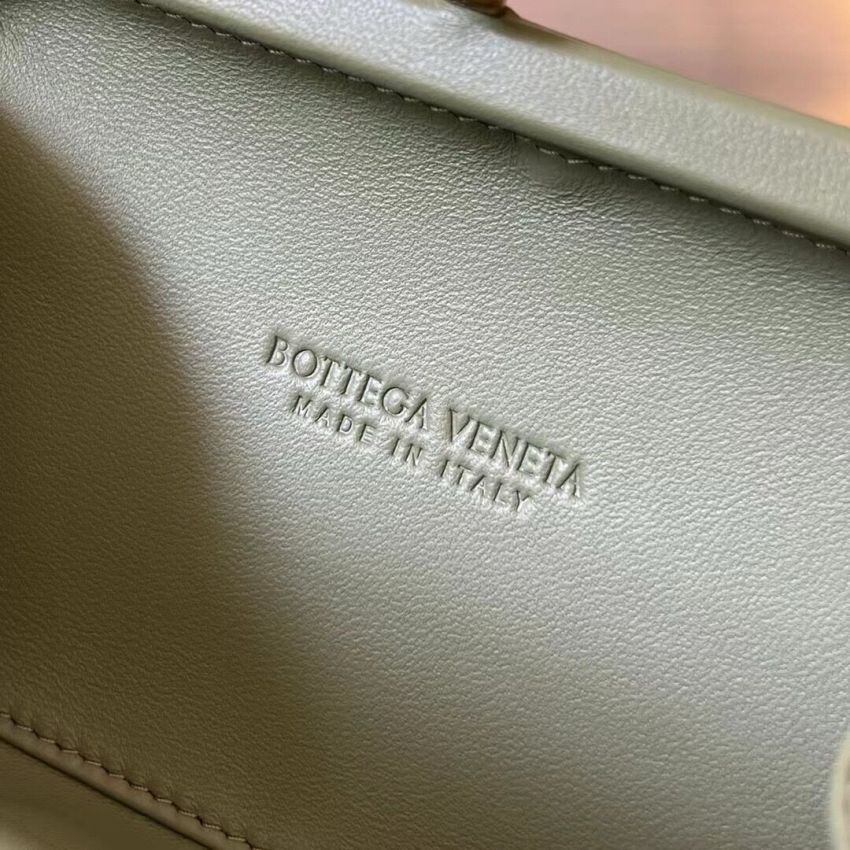 B0tt*ga Ven*ta Knot Clutch