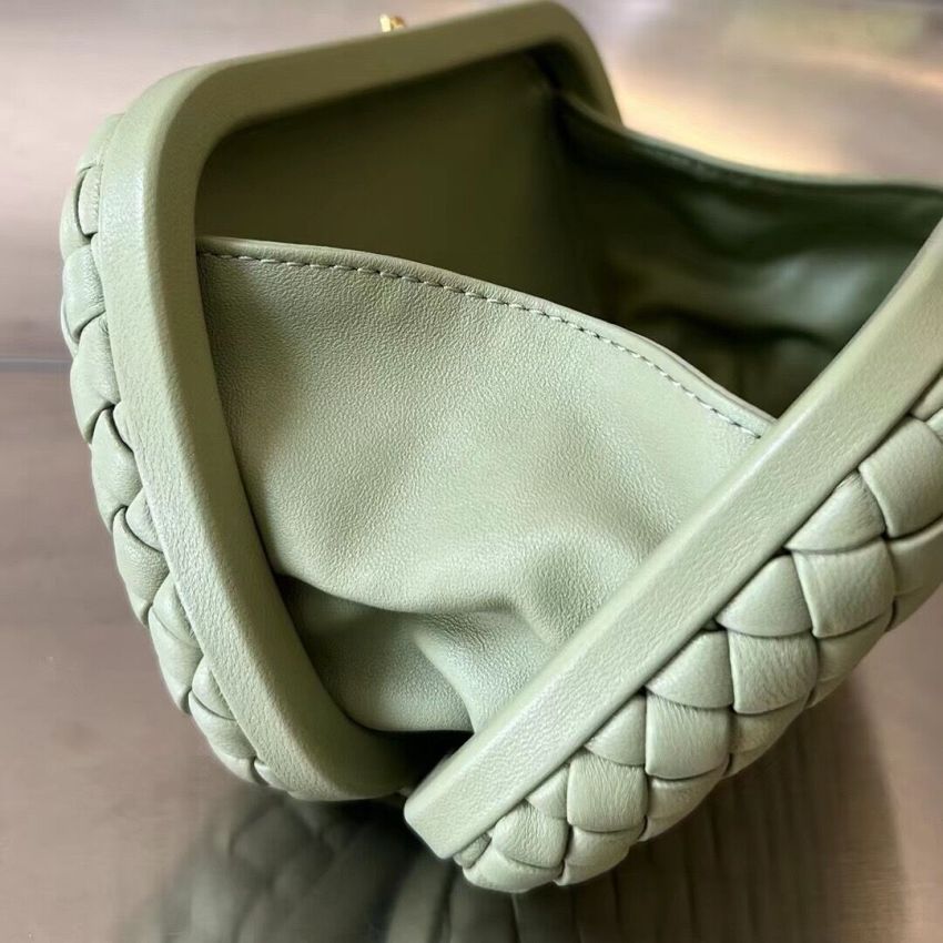B0tt*ga Ven*ta Knot Clutch