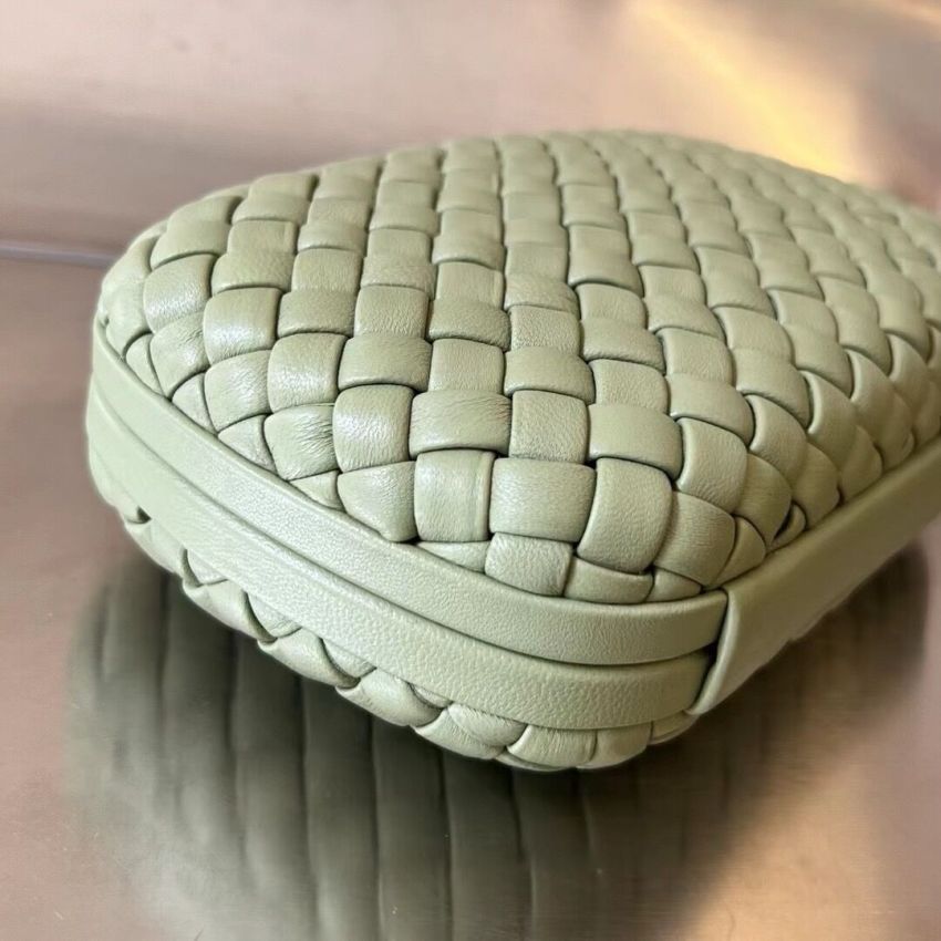 B0tt*ga Ven*ta Knot Clutch
