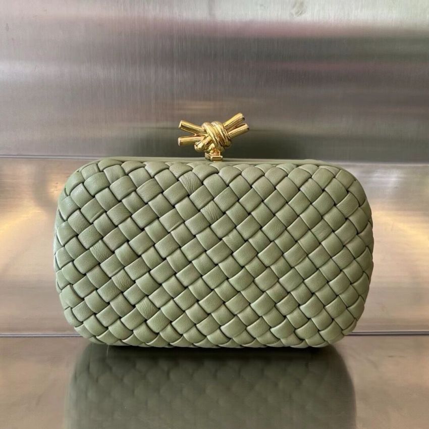 B0tt*ga Ven*ta Knot Clutch