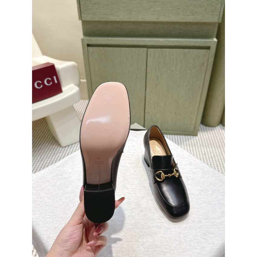 Women's loafer pump with Horsebit