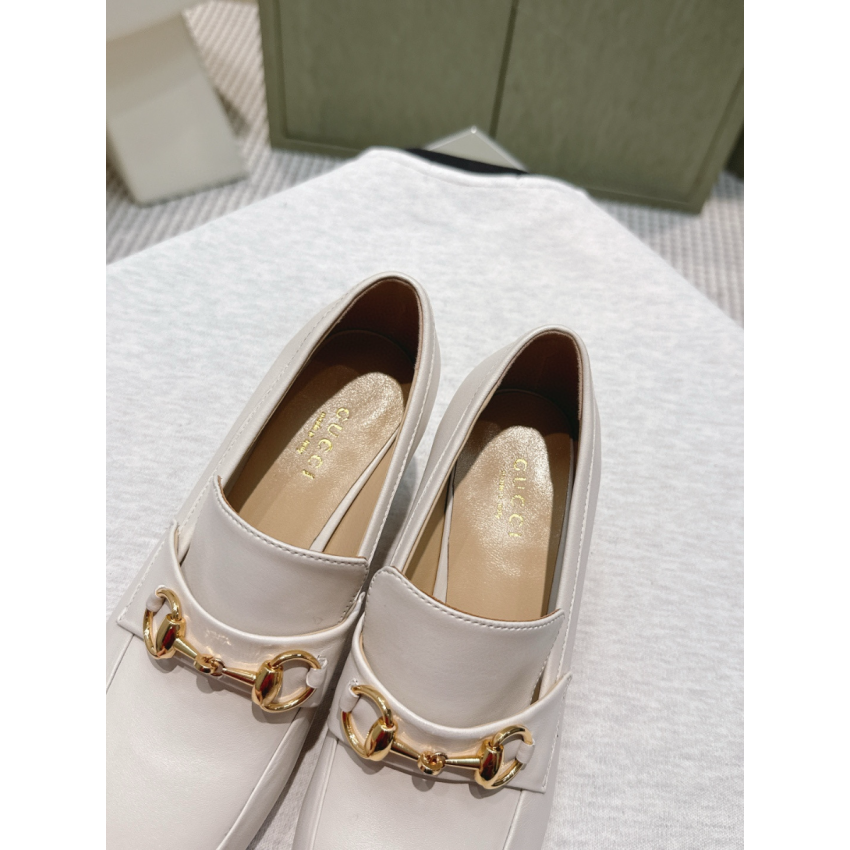 Women's loafer pump with Horsebit