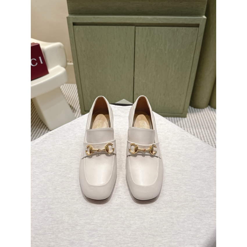 Women's loafer pump with Horsebit