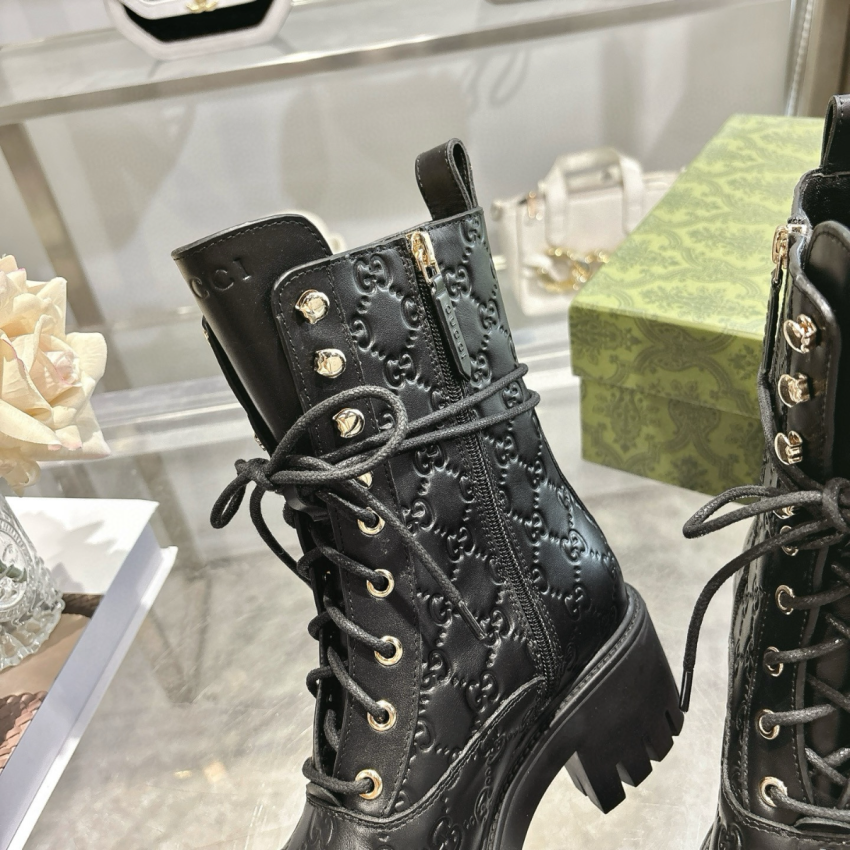 Women's lace-up ankle boot with GG