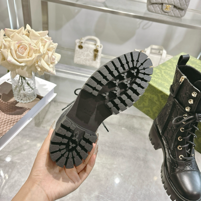 Women's lace-up ankle boot with GG