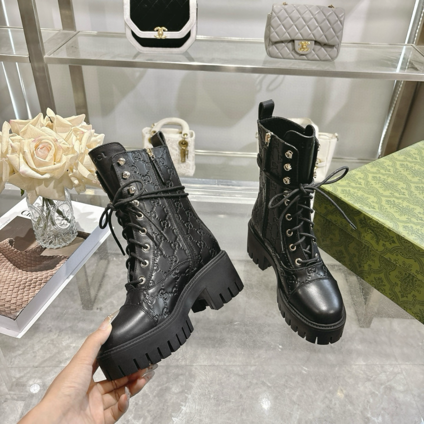 Women's lace-up ankle boot with GG