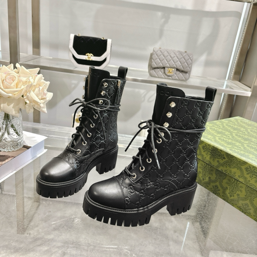 Women's lace-up ankle boot with GG