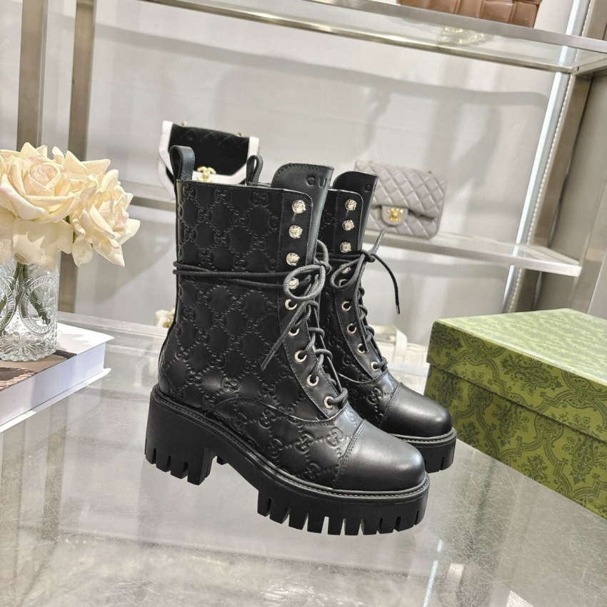 Women's lace-up ankle boot with GG