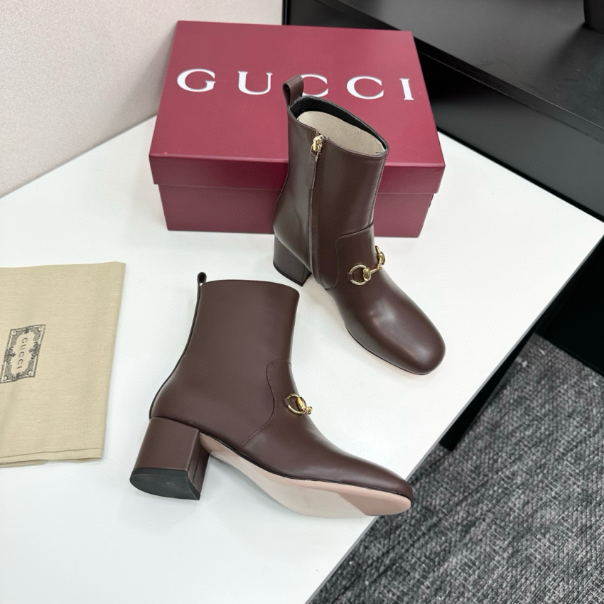 Women's ankle boot with Horsebit