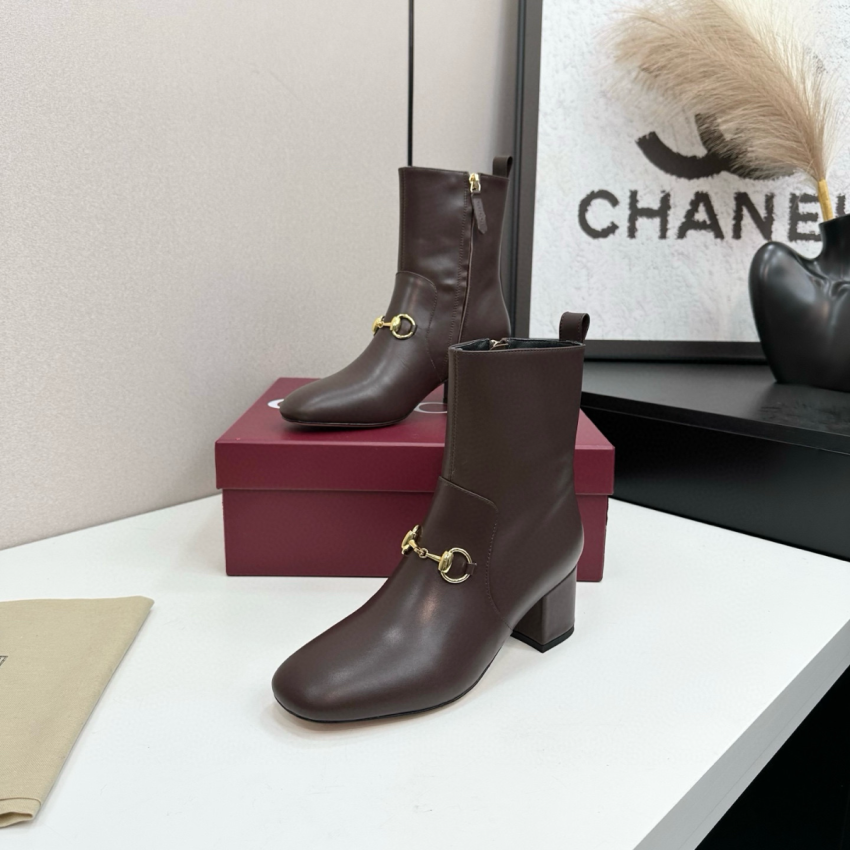 Women's ankle boot with Horsebit
