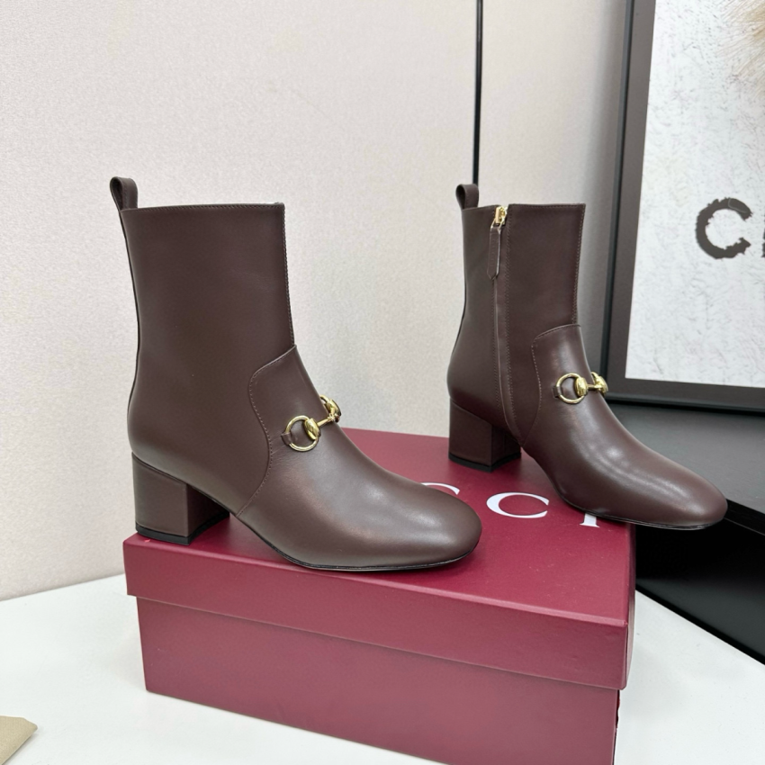 Women's ankle boot with Horsebit