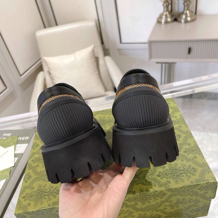 Women's lace-up shoe with Web