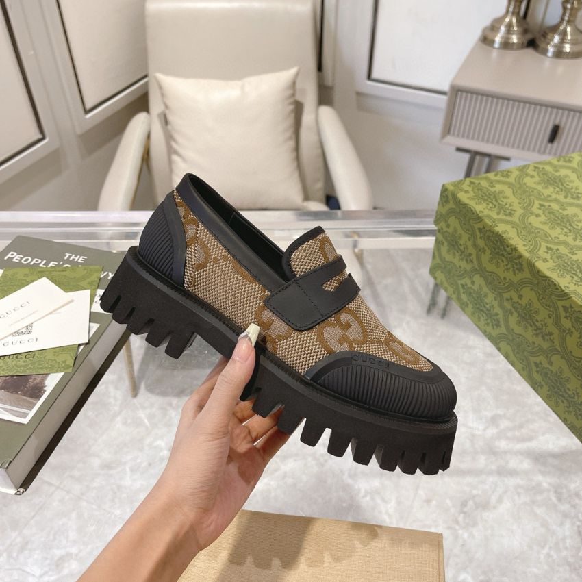 Women's lace-up shoe with Web