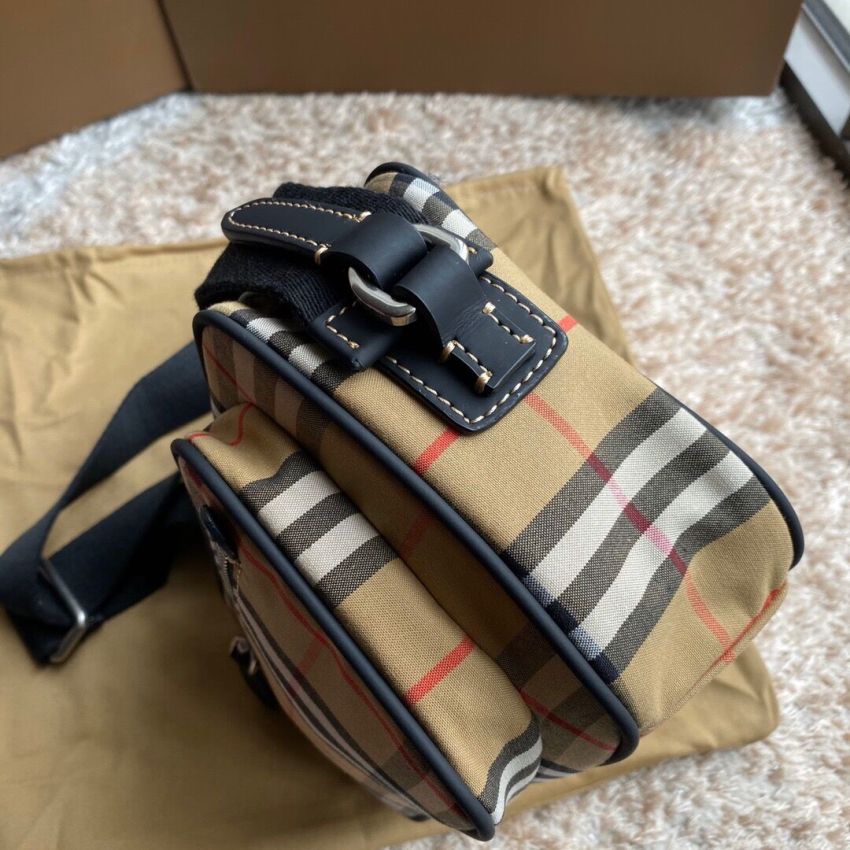 Bv*b*rry Vintage Messenger Bag
