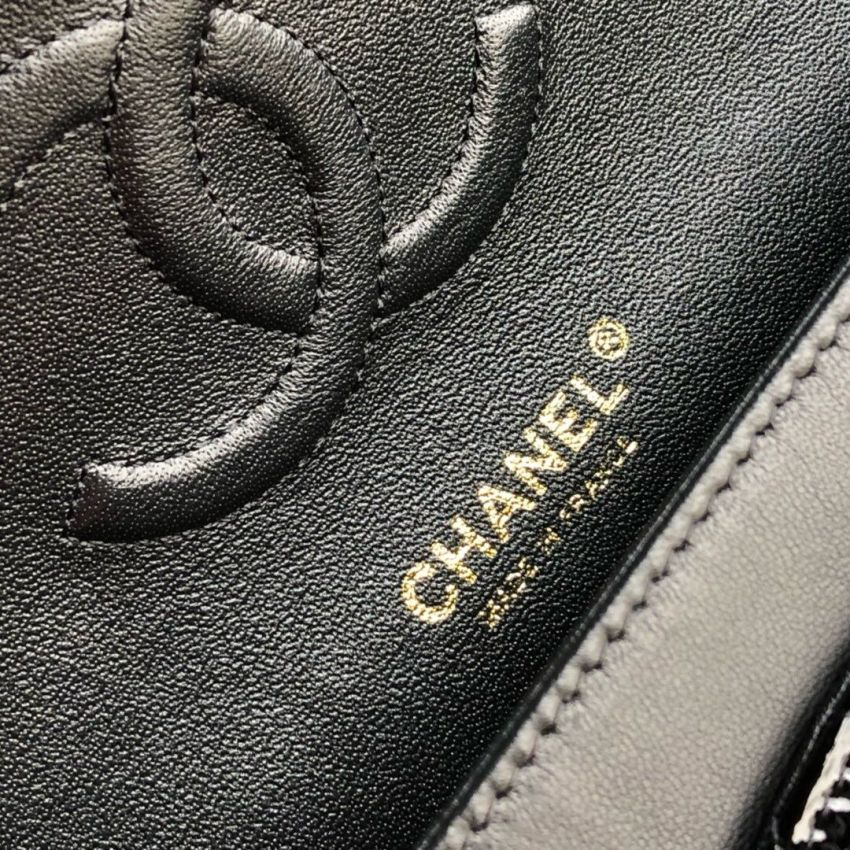 Medium Ch**el Classic Handbag in Shiny leather