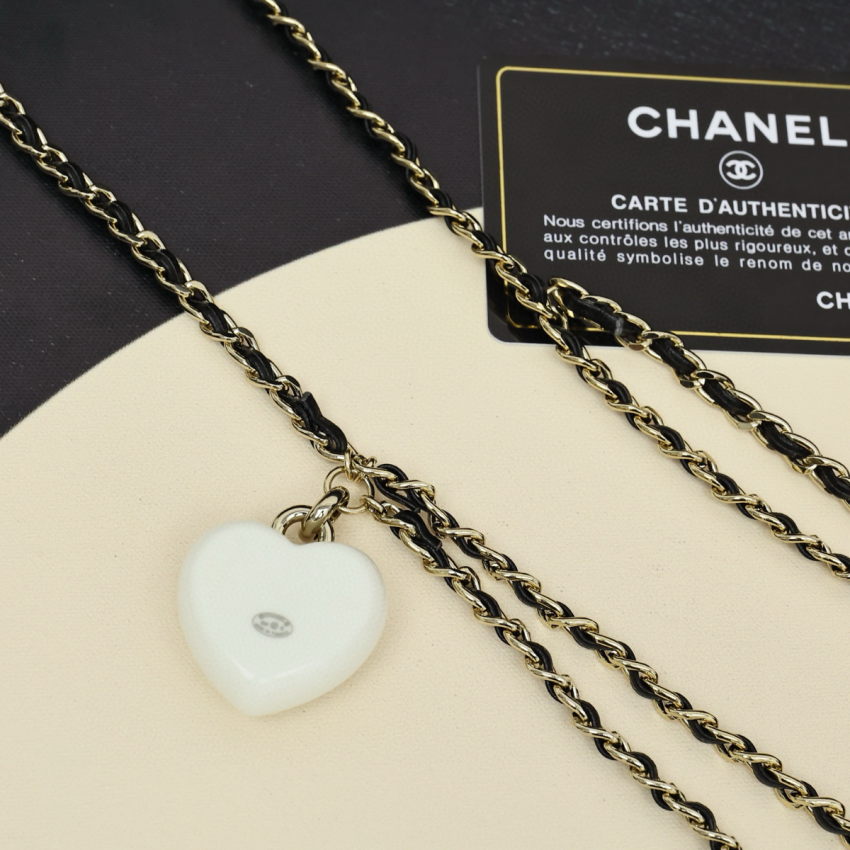 Ch**el Chain belt