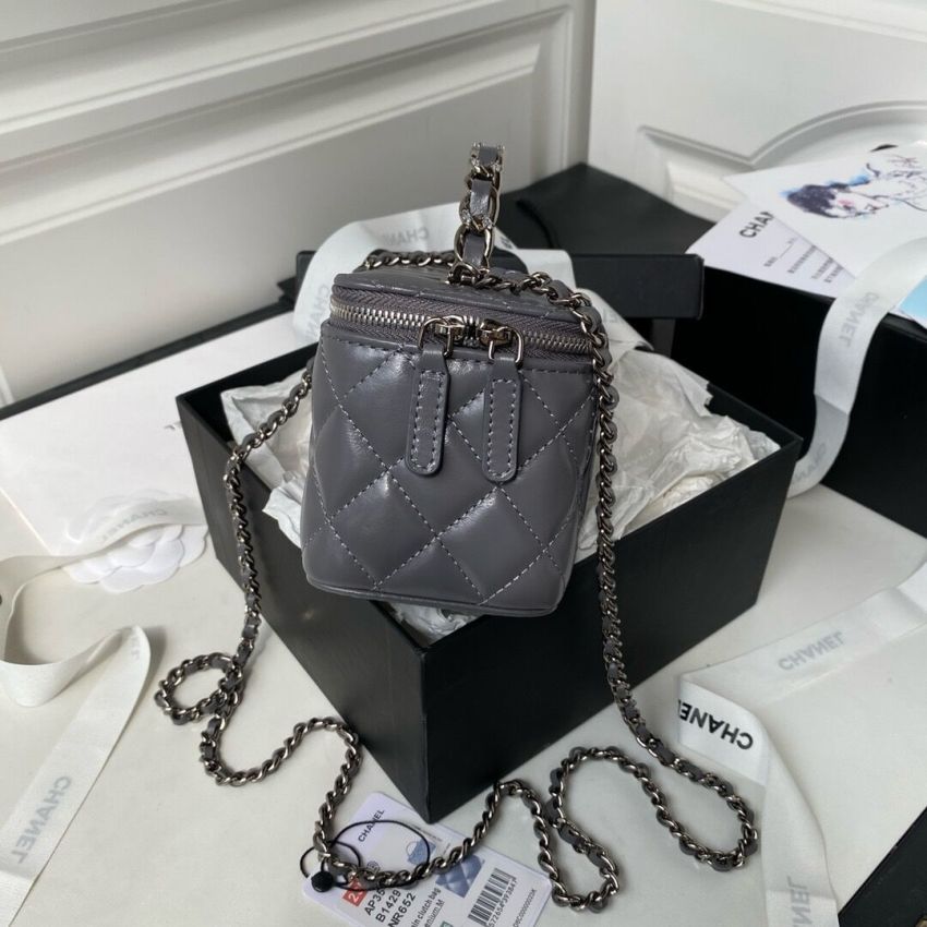 Ch**el Clutch with Chain