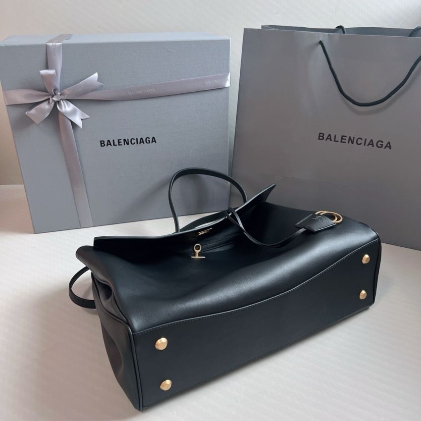 Ba1en*iaga Rodeo Large Handbag- Black