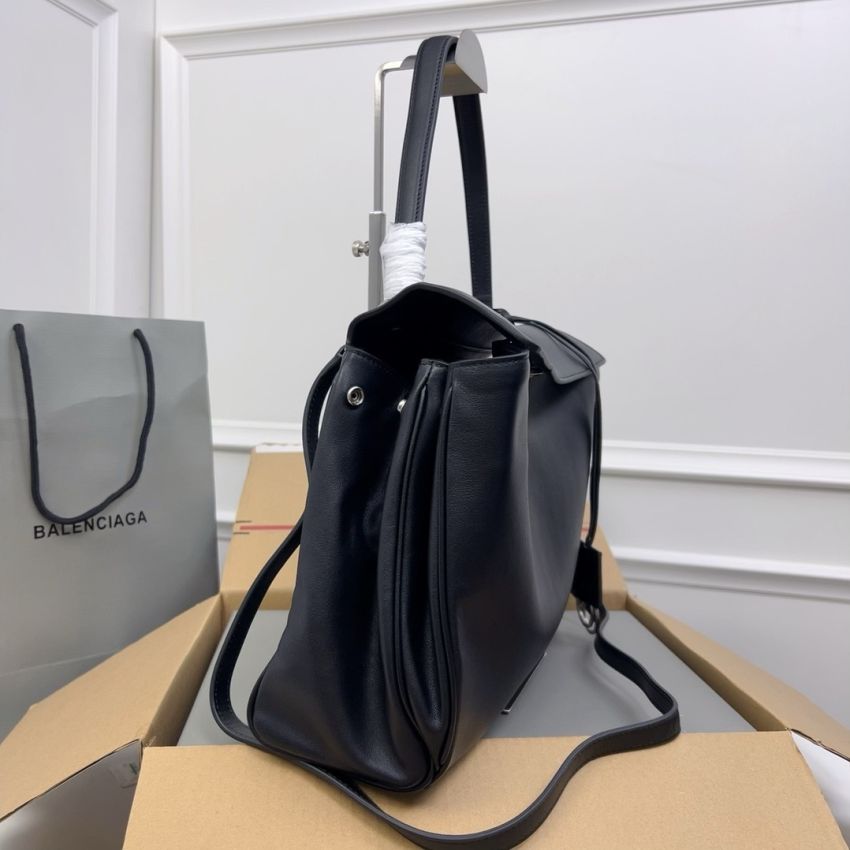 Ba1en*iaga Rodeo Medium Handbag in Black