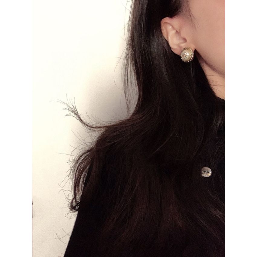 Ch**el ear