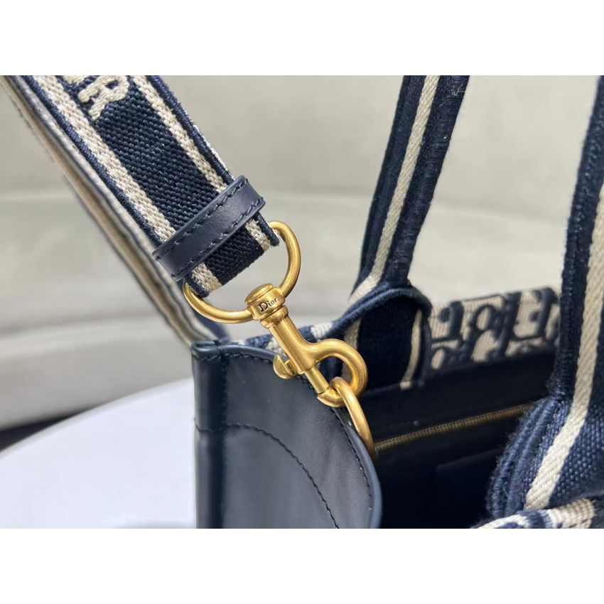 Small D10r Book Tote