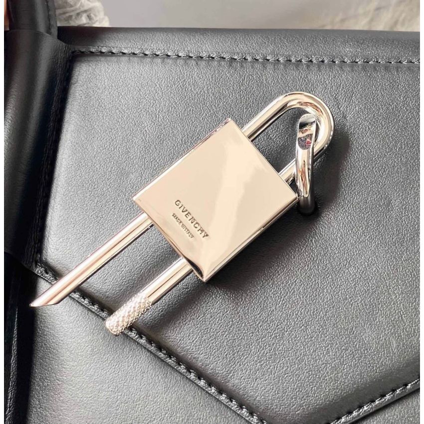 G1uenchy antigona lock soft tote