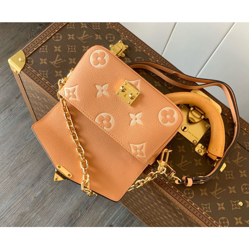 M12735 Pochette Métis East West
