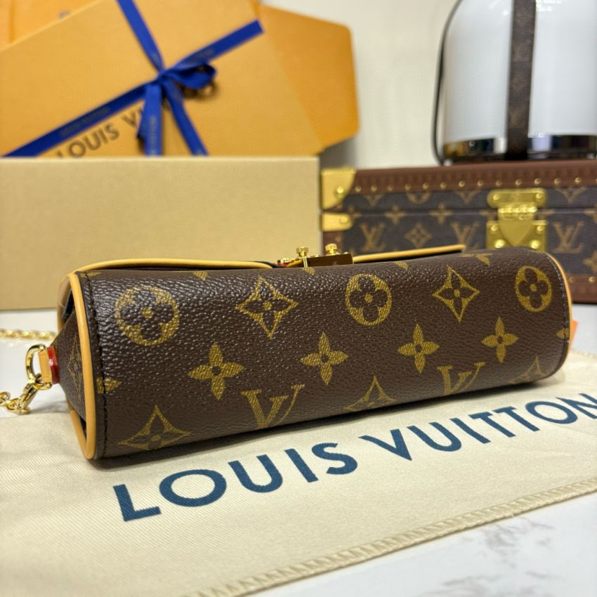 M13566 Pochette Camille