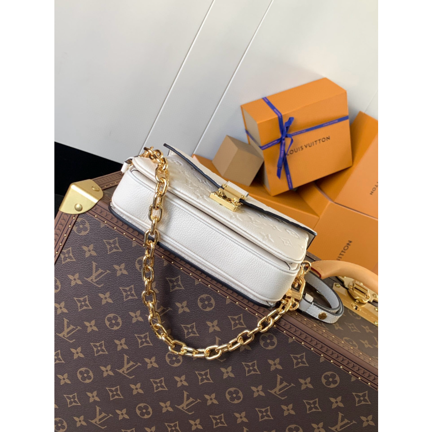 M22942 Pochette Métis East West