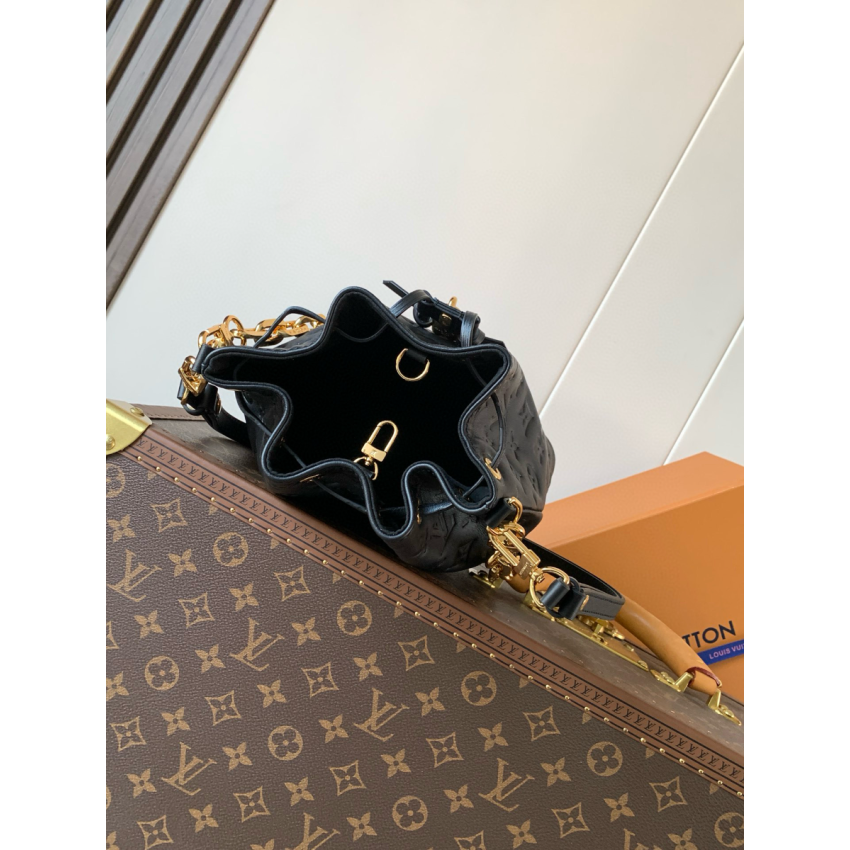 M26216 Coussin Bucket Bag