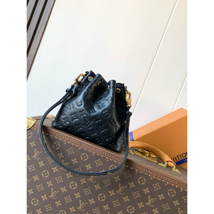 M26216 Coussin Bucket Bag
