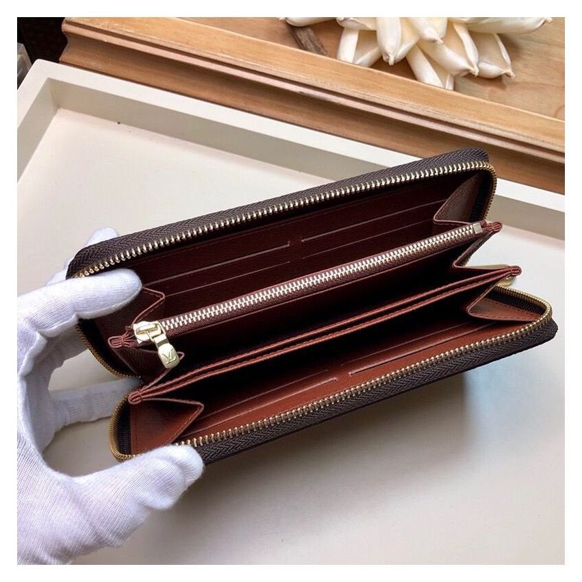 M42616 Zippy Wallet