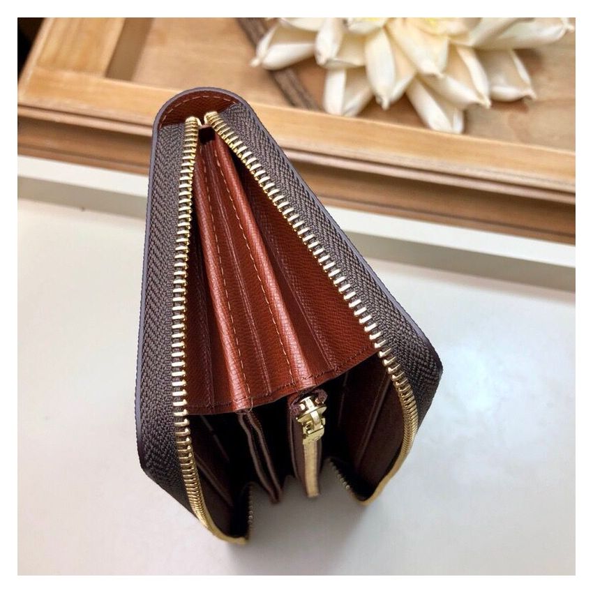 M42616 Zippy Wallet