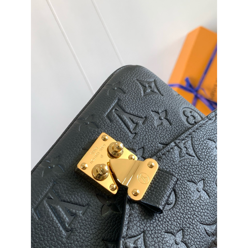 M46595 Pochette Métis East West