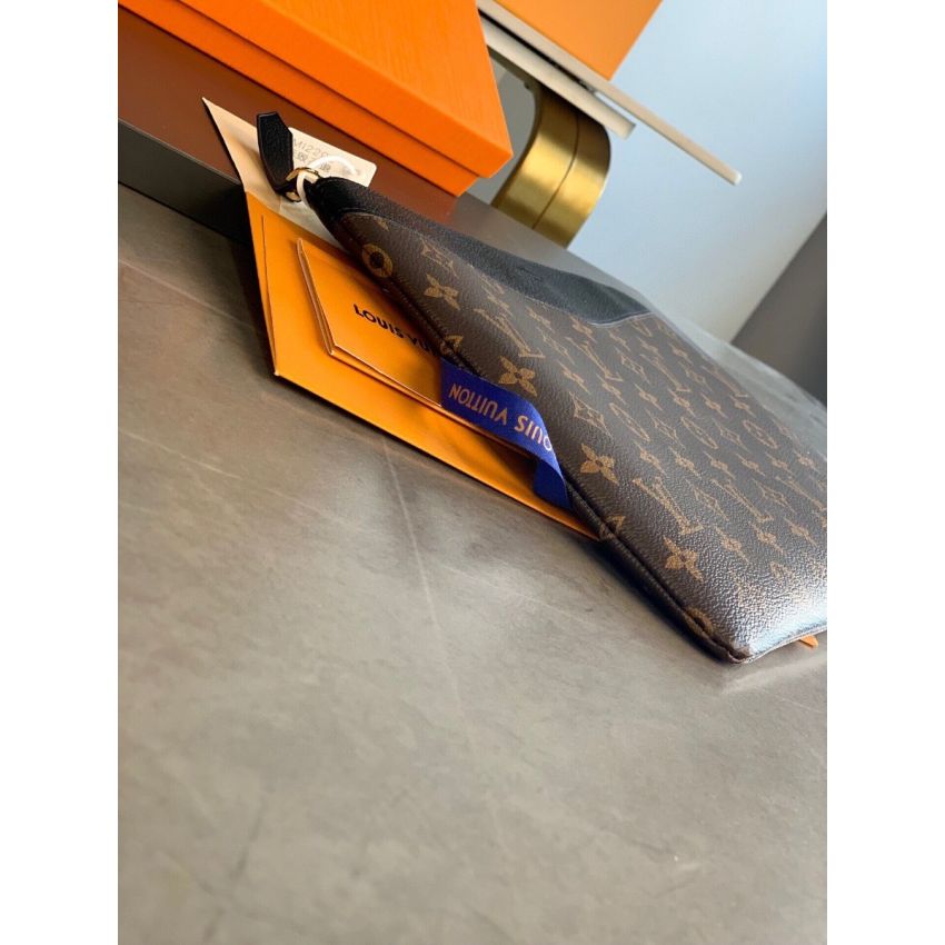 M62048 Daily Pouch