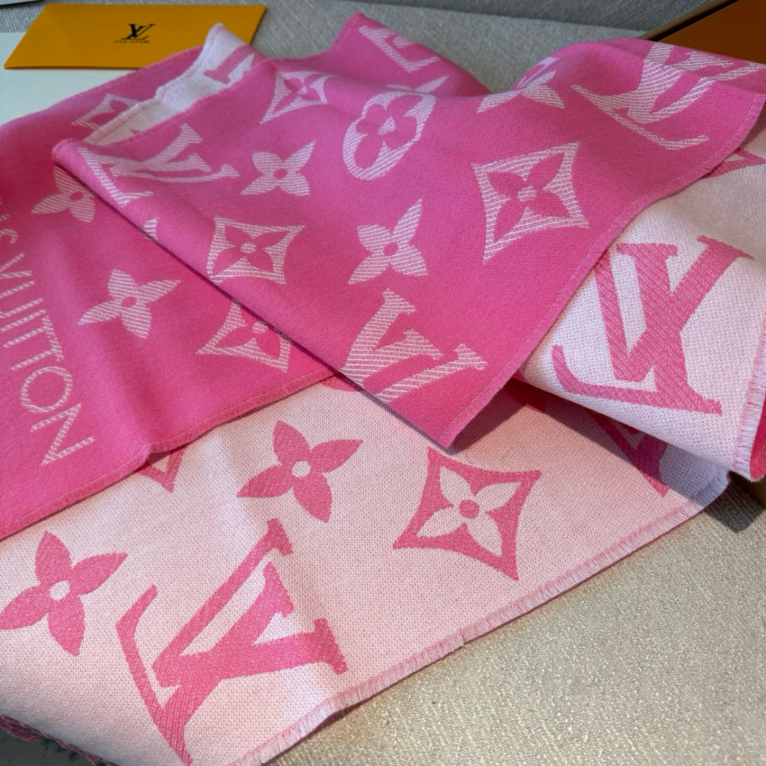 LV Essential Scarf