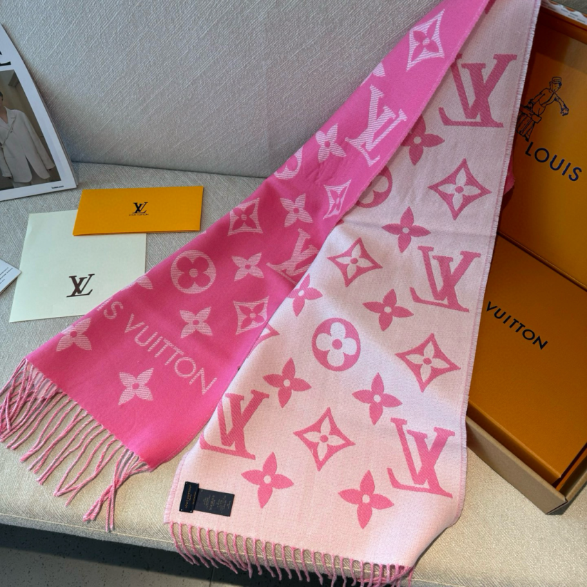LV Essential Scarf