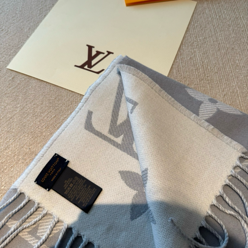 LV Essential Scarf