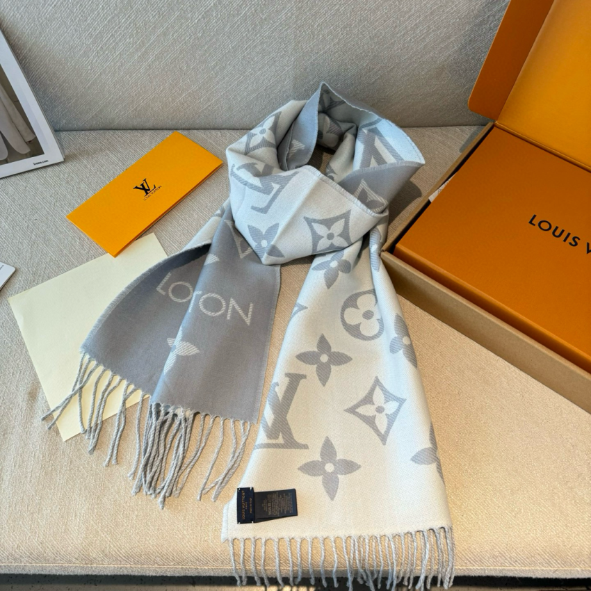 LV Essential Scarf