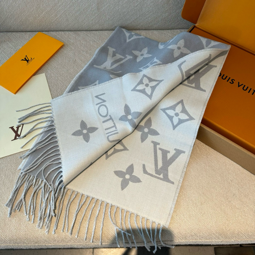LV Essential Scarf