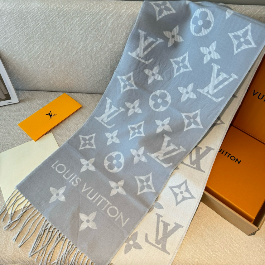 LV Essential Scarf