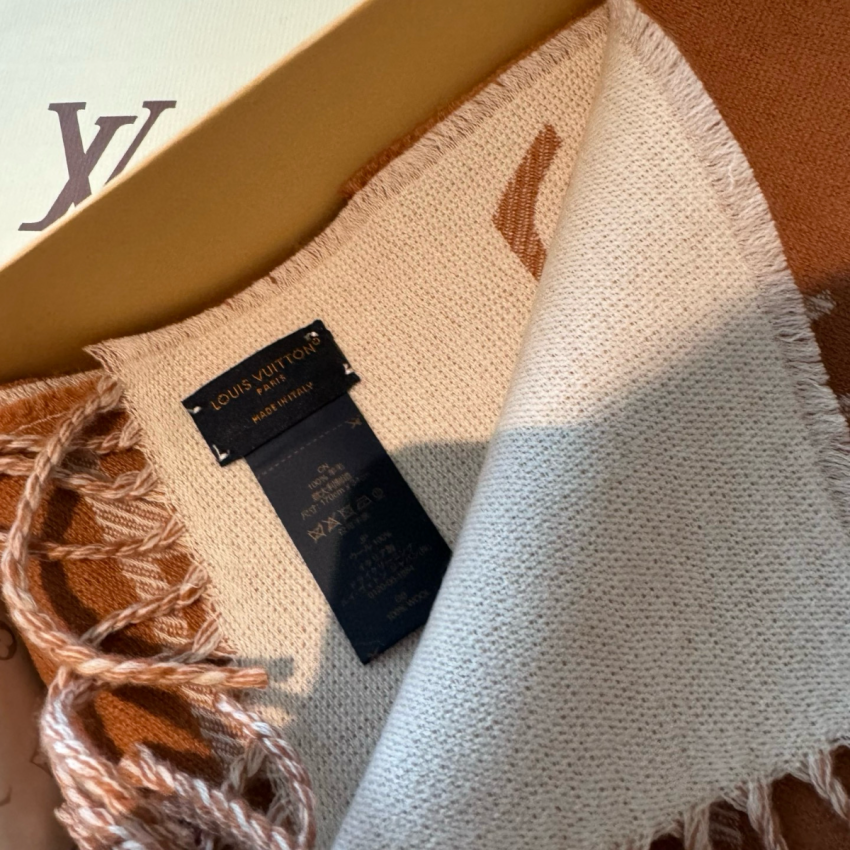 LV Essential Scarf