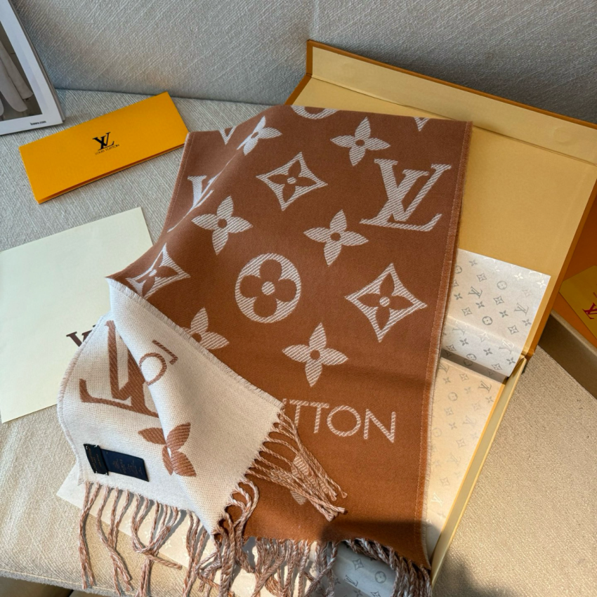LV Essential Scarf